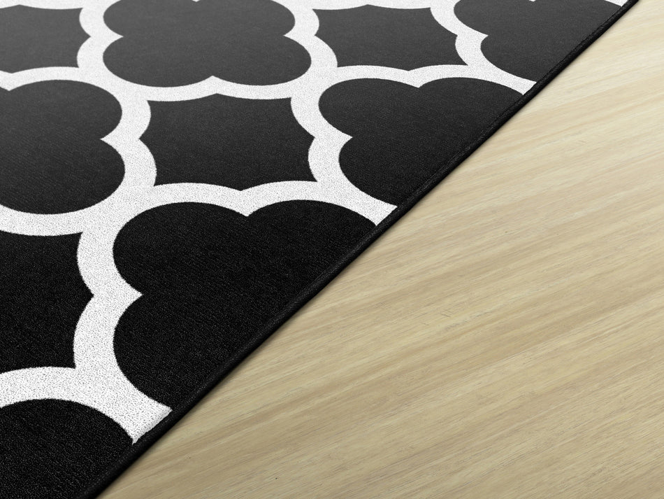 BLACK & WHITE QUATREFOIL RECTANGLE CARPETS 5' X 7'6"
