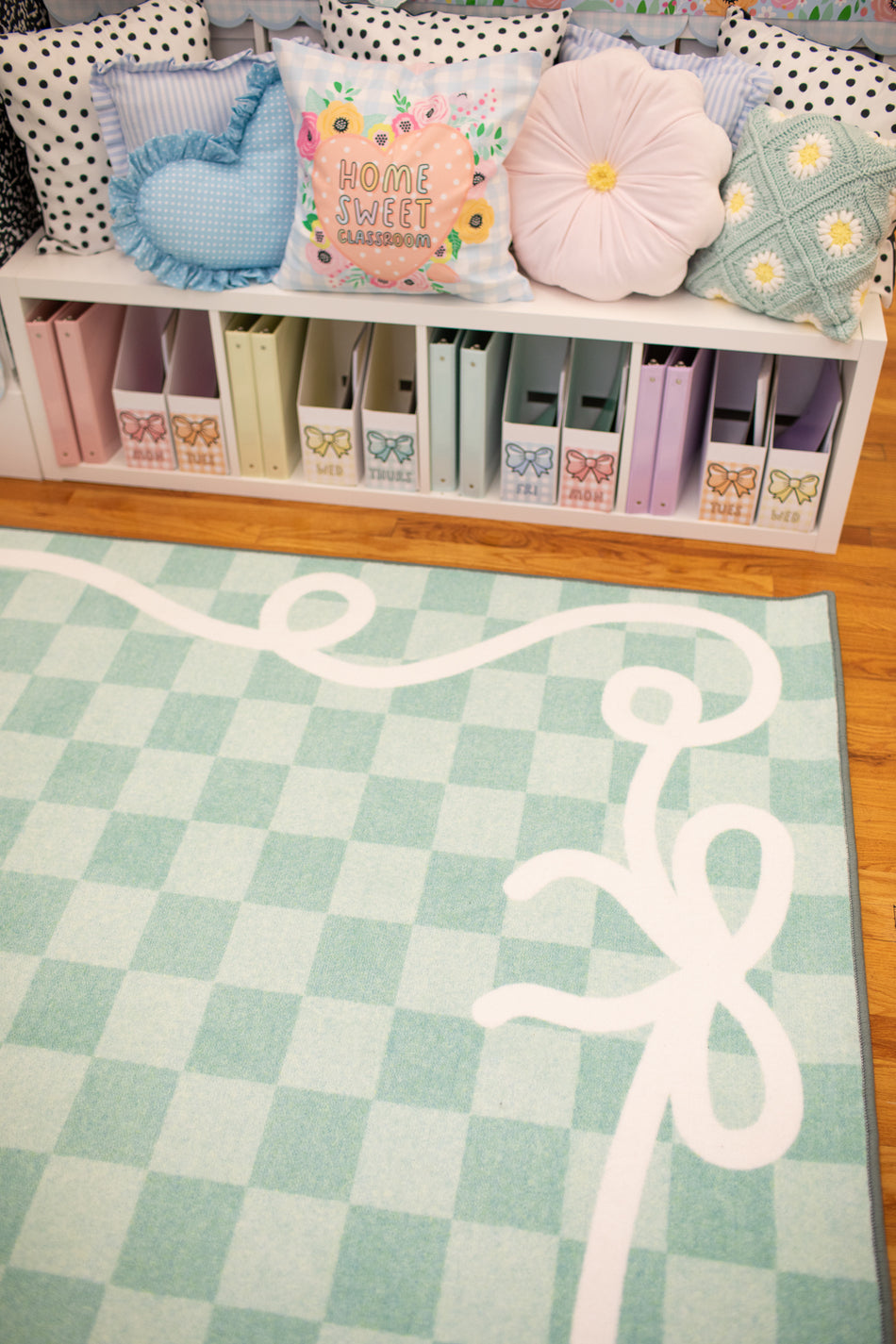 BOW BORDER IN MINT RECTANGLE CARPETS 7'6" X 12'