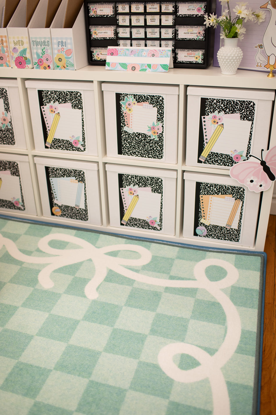 BOW BORDER IN MINT RECTANGLE CARPETS 5' X 7'6"